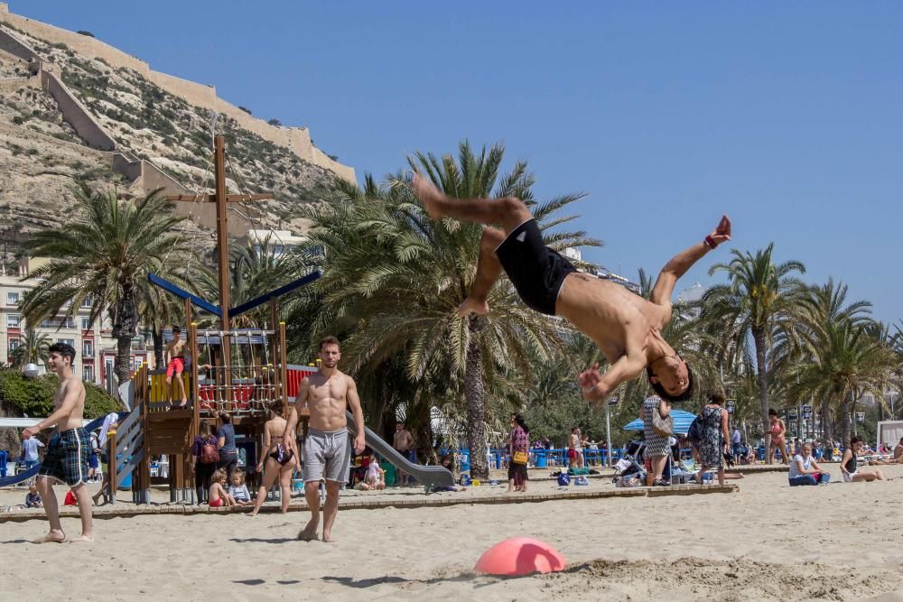 Cientos de personas disfrutan de los 24 grados de máxima que se han registrado hoy en la ciudad