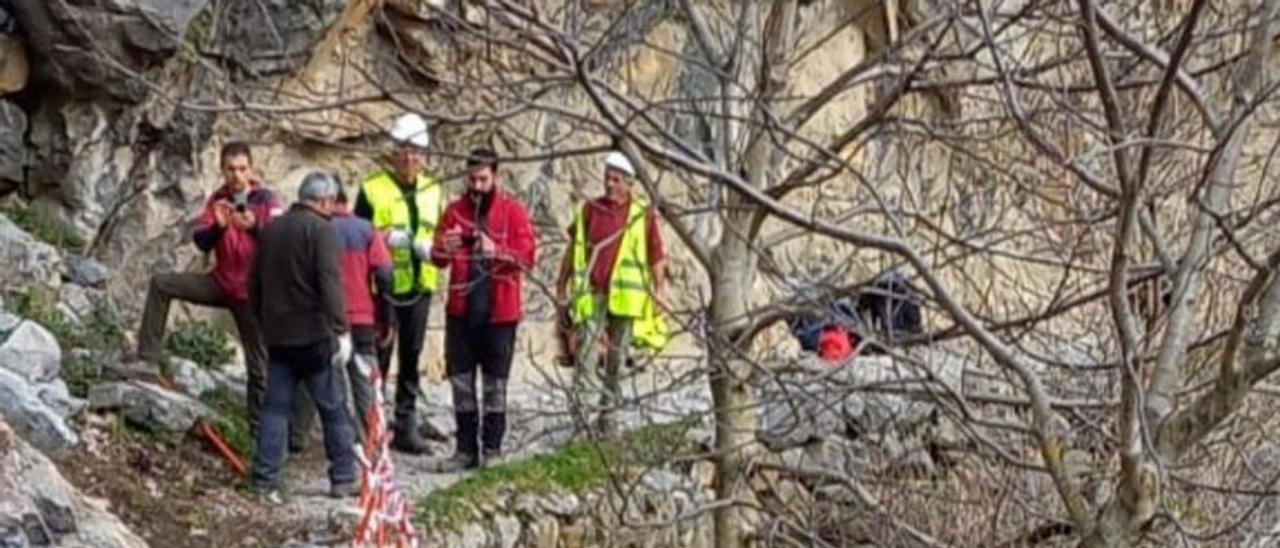 La zona de la senda del Cares afectada por el argayo, este jueves, tras la colocación de balizas.