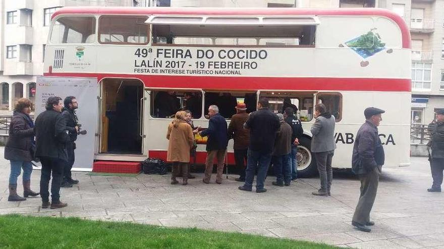 Los alcaldes de Lalín y O Carballiño, en el interior del autocar, compartieron con vecinos las tapas. // L.F.