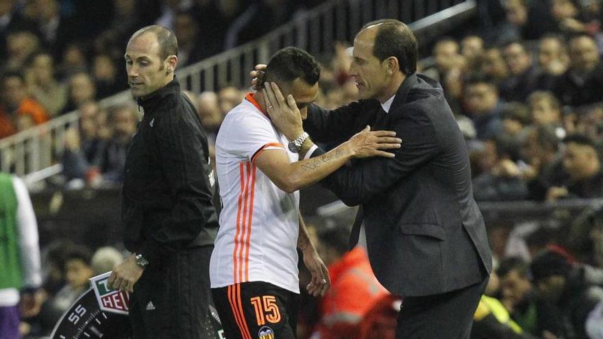 Voro abraza a Orellana durante el partido ante el Real Madrid.