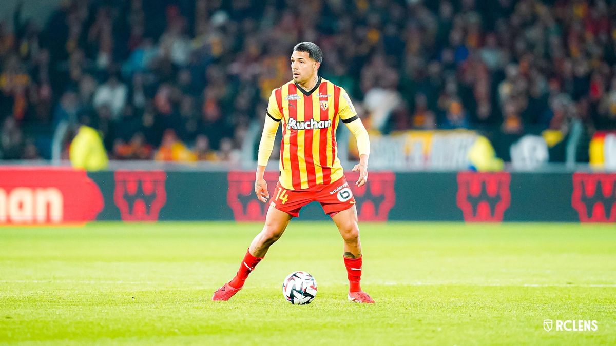 Facundo Medina en un partido con el RC Lens