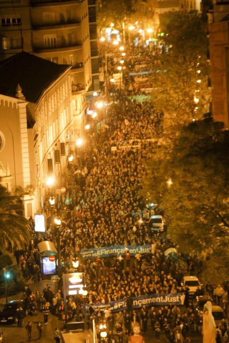 Miles de personas convocadas por sindicatos y empresarios recorrieron las calles de Valencia para pedir una mejor financiación. Entidades y partidos políticos, menos el PP, secundaron la manifestación.