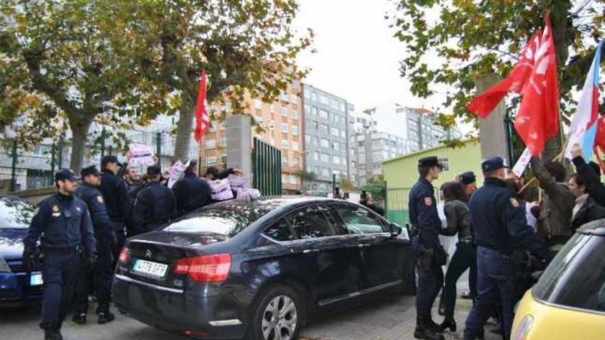 Abucheos al conselleiro de Educación en A Coruña