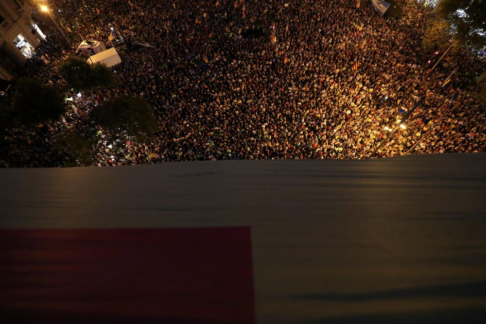 Imatges dels manifestants que han sortit als carrers de Barcelona, ja de tarda.