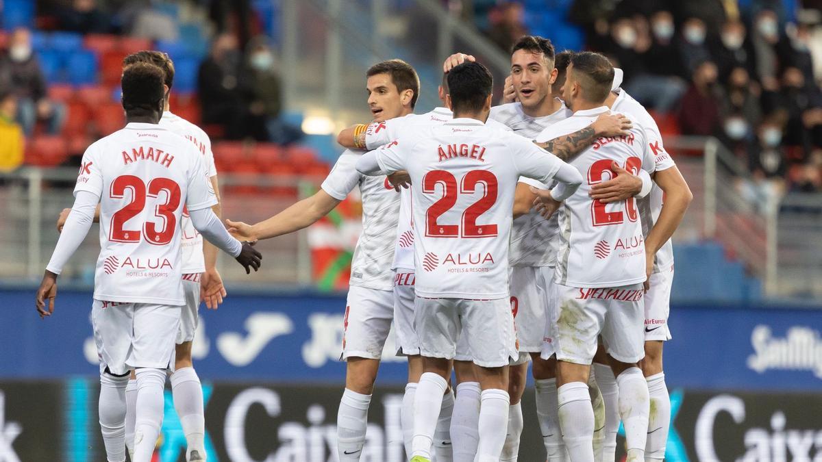 Los jugadores del Mallorca celebran el gol de Gayà en el minuto 68.