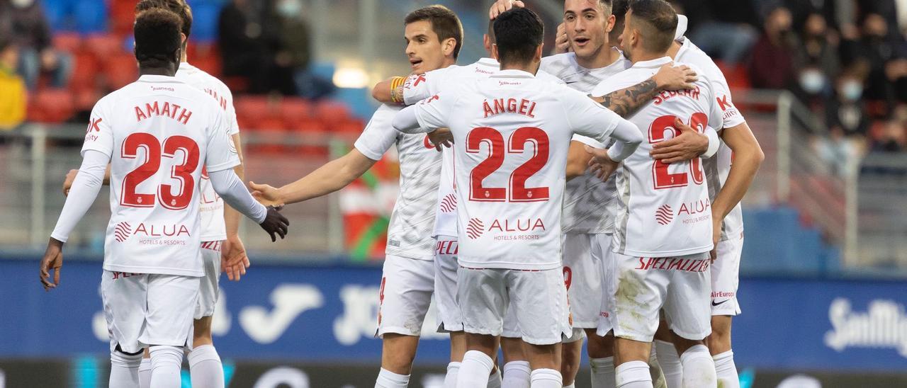 Los jugadores del Mallorca celebran el gol de Gayà en el minuto 68.