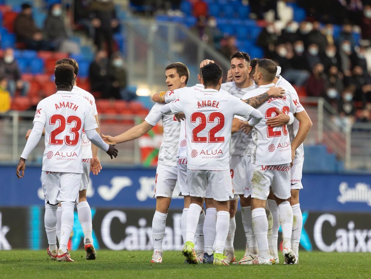 Los jugadores del Mallorca celebran el gol de Gayà en el minuto 68.