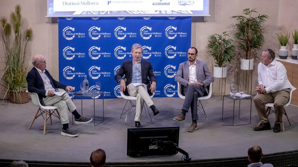 Diego Colón de Carvajal, ingeniero naval y consejero delegado de Astilleros de Mallorca; Manuel Ruiz de Elvira, ingeniero naval; Carlos Morales, arquitecto naval y director general de Astilleros de Mallorca y Peter Brown, director de Global Yachting Group, durante la mesa redonda del sector náutico que tuvo lugar en el club Diario de Mallorca.