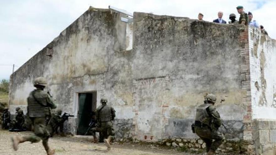 Militars fent pràctiques a Sant Climent durant una visita institucional.