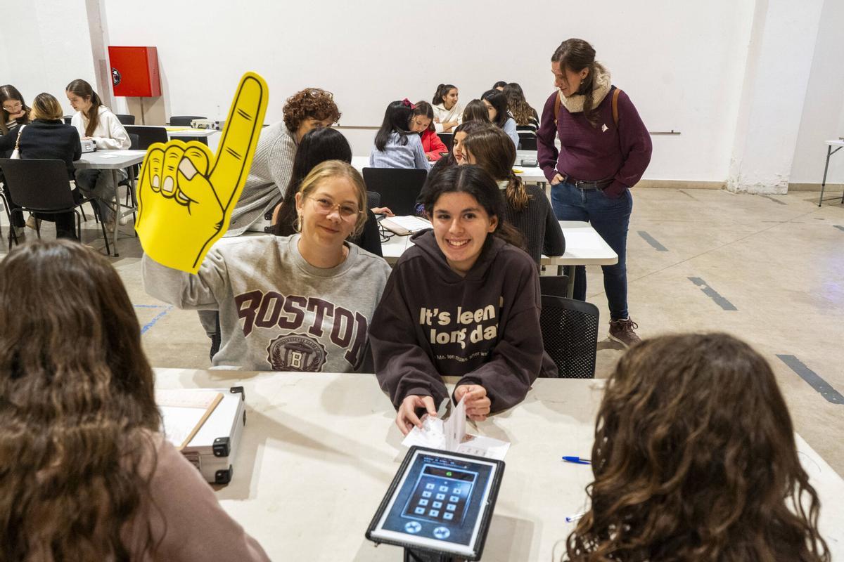 Totes les fotos de la jornada de tarda del programa 'Ambaixadores de les Matemàtiques' Totes les fotos de la jornada de tarda del programa 'Ambaixadores de les Matemàtiques'