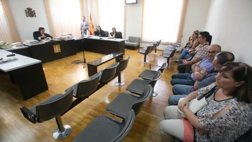 Perjudicados por la actuación del letrado, ayer en la sala de vistas con el banquillo del acusado vacío.