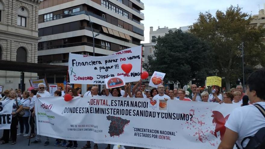 Protesta de los afectados de iDental en Alicante, en imagen de archivo