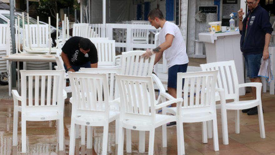 Els treballadors d&#039;un restaurant netejant les taules i cadires per reobrir.