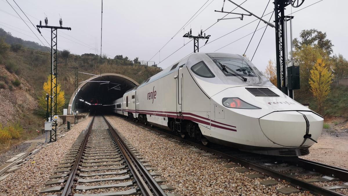 El tren Avril recorriendo la variante de Pajares, en una imagen de archivo.