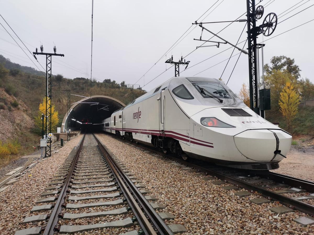 El tren Avril que ha recorrido este jueves la variante de Pajares.
