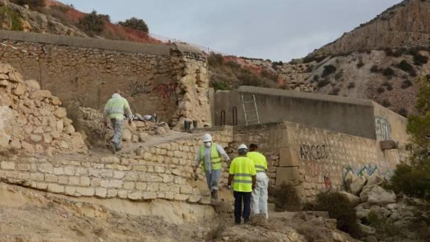 Alicante reclama al Estado la vieja refinería La Británica para rehabilitarla