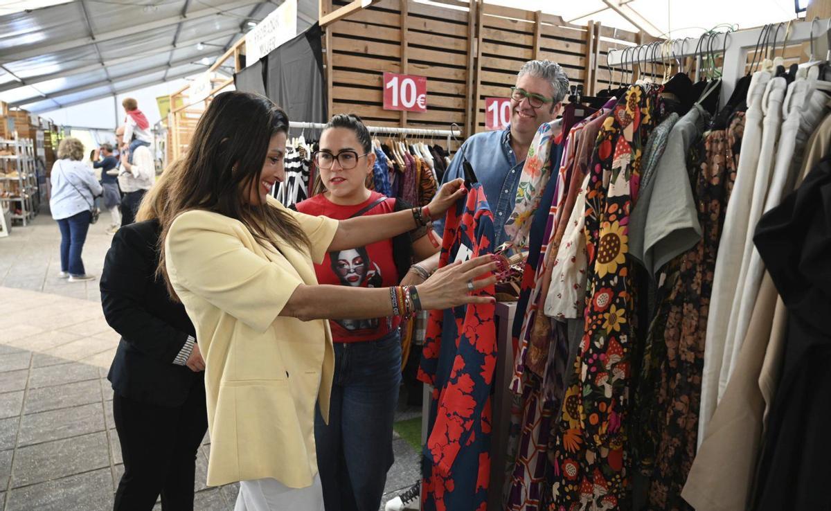 Público en uno de los puestos instalados en PoioMostra.
