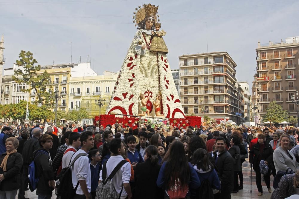 Ambiente en la Plaza de la Virgen.