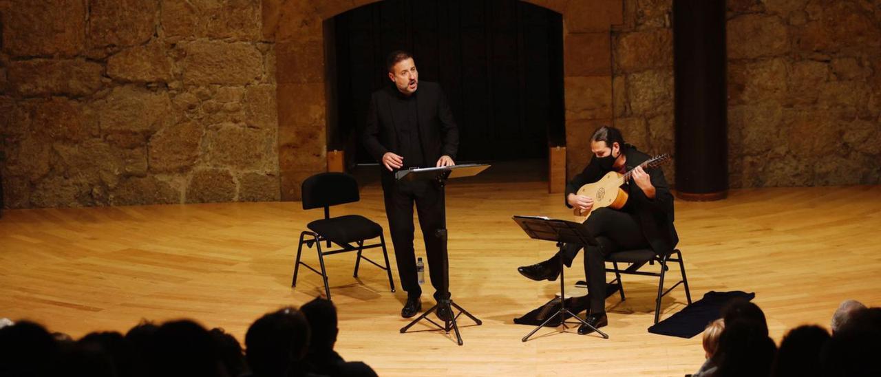 Mena y Minguillón (a la vihuela), ayer, en el Auditorio. | Miki López