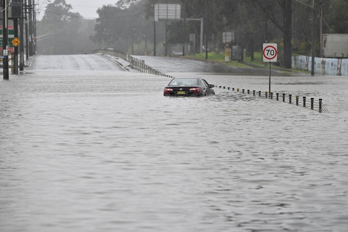 Un automóvil abandonado en las inundaciones en Newbridge Road en Chipping Norton en el oeste de Sydney, Australia.