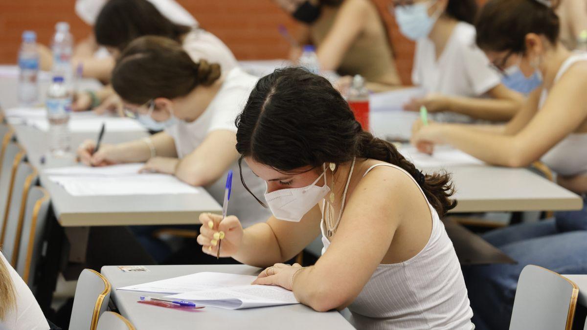 Alumnado en la UV con mascarilla.