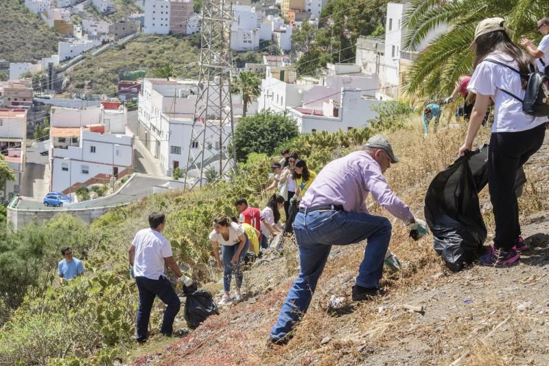 Pablo Rodríguez y María Fernández participan el domingo en el reto #TrashtagChallenge. A través de esta iniciativa viral que busca eliminar la basura del medio ambiente, se limpiarán las laderas de Capellanías, Lugarejo, Albiturria y Lomo La Cruz.  | 14/04/2019 | Fotógrafo: Tony Hernández