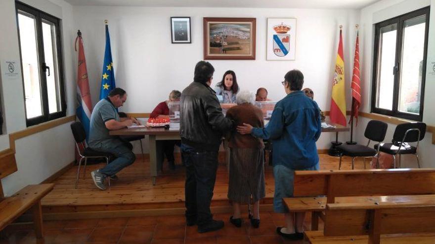 Votaciones en el colegio electoral de Benegiles