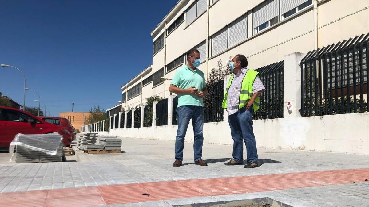 David Dorado (izda.) visita las obras junto al Colegio Duque de Rivas.