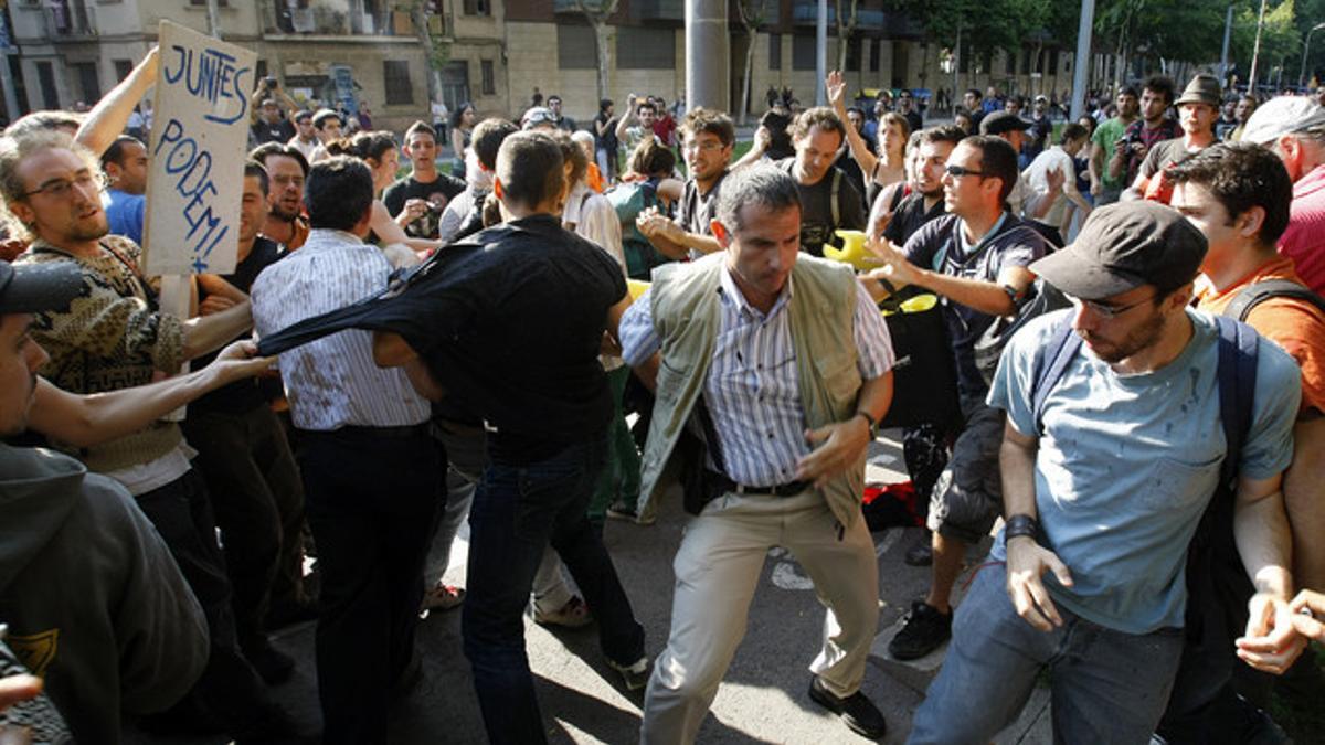 Los indignados increpan a la policía secreta en el parque de la Ciutadella.