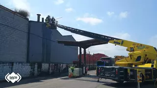 Susto en Avilés: arde el tubo de evacuación de gases en una empresa del polígono de la Ría