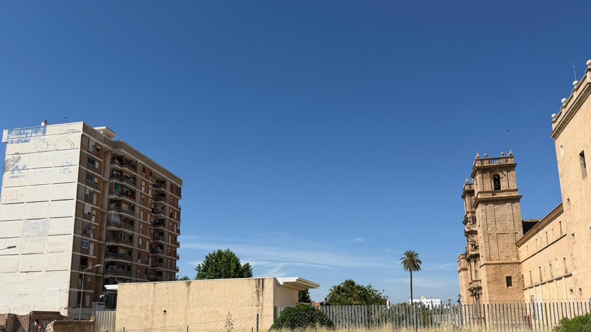 El edificio residencial que el Plan Especial de San Miguel de los Reyes prevé demoler
