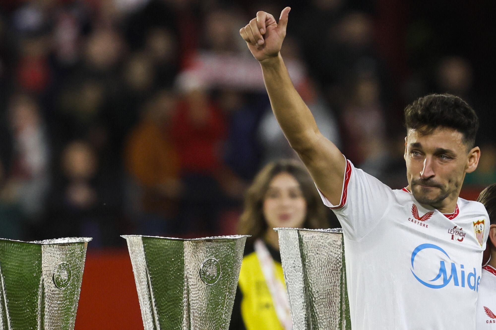 Sevilla, 14/12/2024.- El jugador del Sevilla, Jesús Navas, durante el homenaje que ha recibido antes del inicio del encuentro correspondiente a la jornada 17 de Laliga EA Sports que disputan hoy sábado Sevilla y Celta en el estadio Sanchez Pizjuan de Sevilla. EFE/José Manuel Vidal.