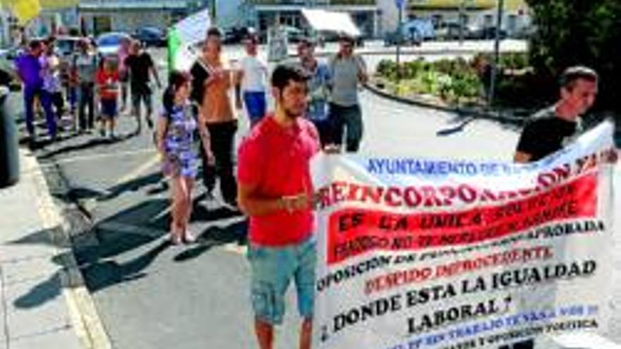 Unos 20 manifestantes apoyan al exempleado municipal en su protesta