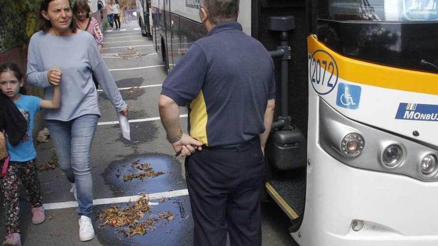 Alumnos de Seara subiendo al &quot;autobús compartido&quot;. // S.A.