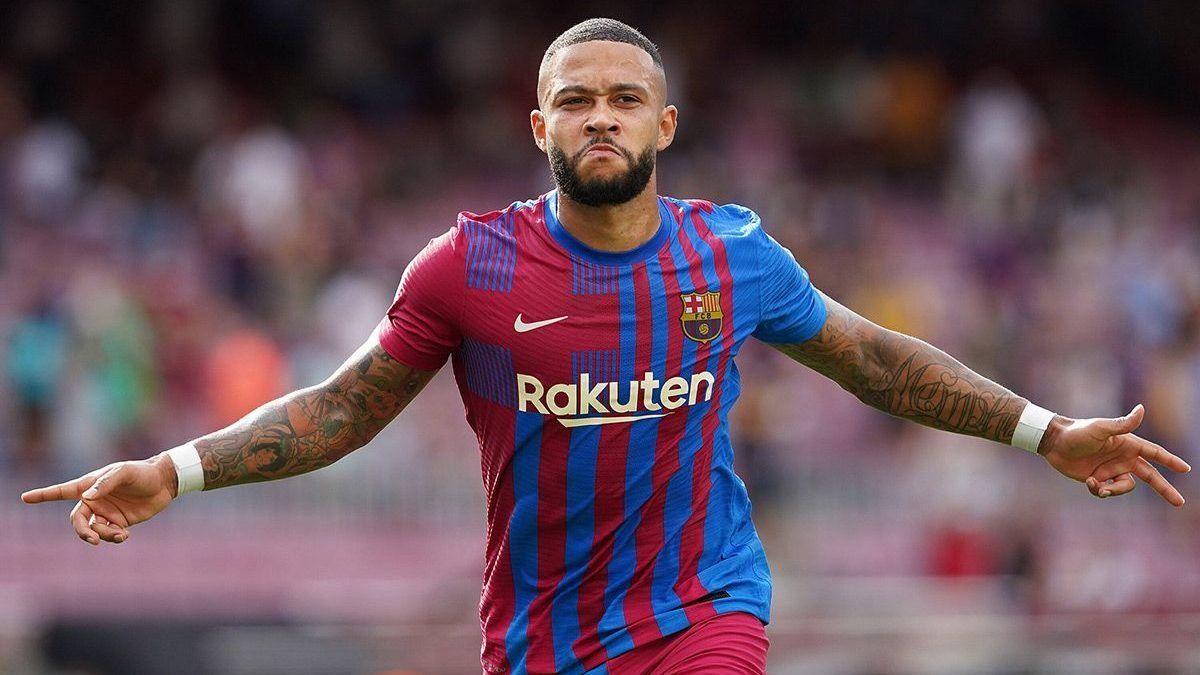 Memphis Depay de compras por Barcelona