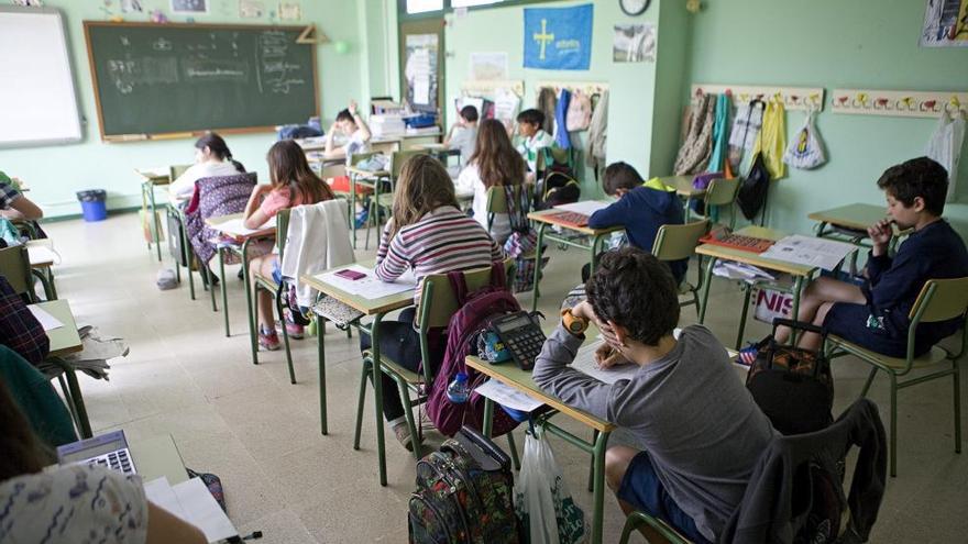 Alumnos durante el examen de la &quot;reválida&quot; en un colegio de Gijón.