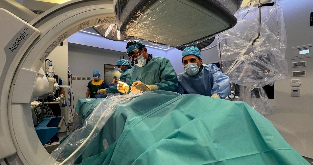 El doctor Miguel Ángel Gómez Vidal y la doctora Rosario Conejero durante una cirugía en el nuevo quirófano híbrido