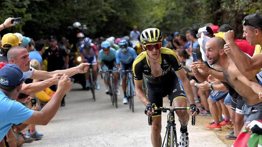 Yates toma el mando de la Vuelta a España
