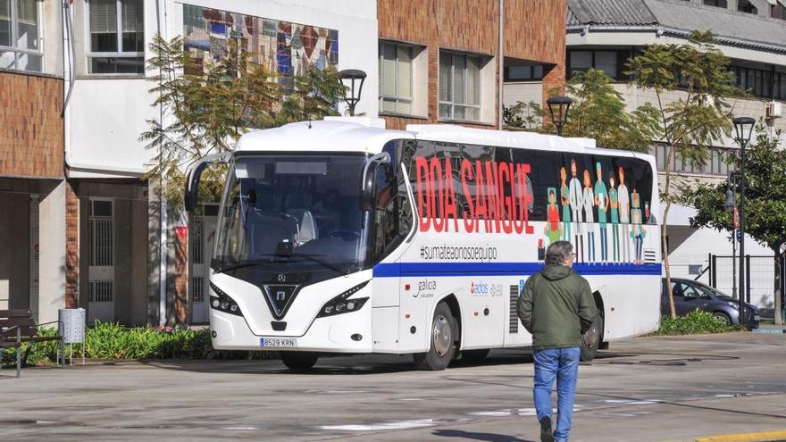 La unidad móvil de Ados capta donantes de sangre en Vilagarcía