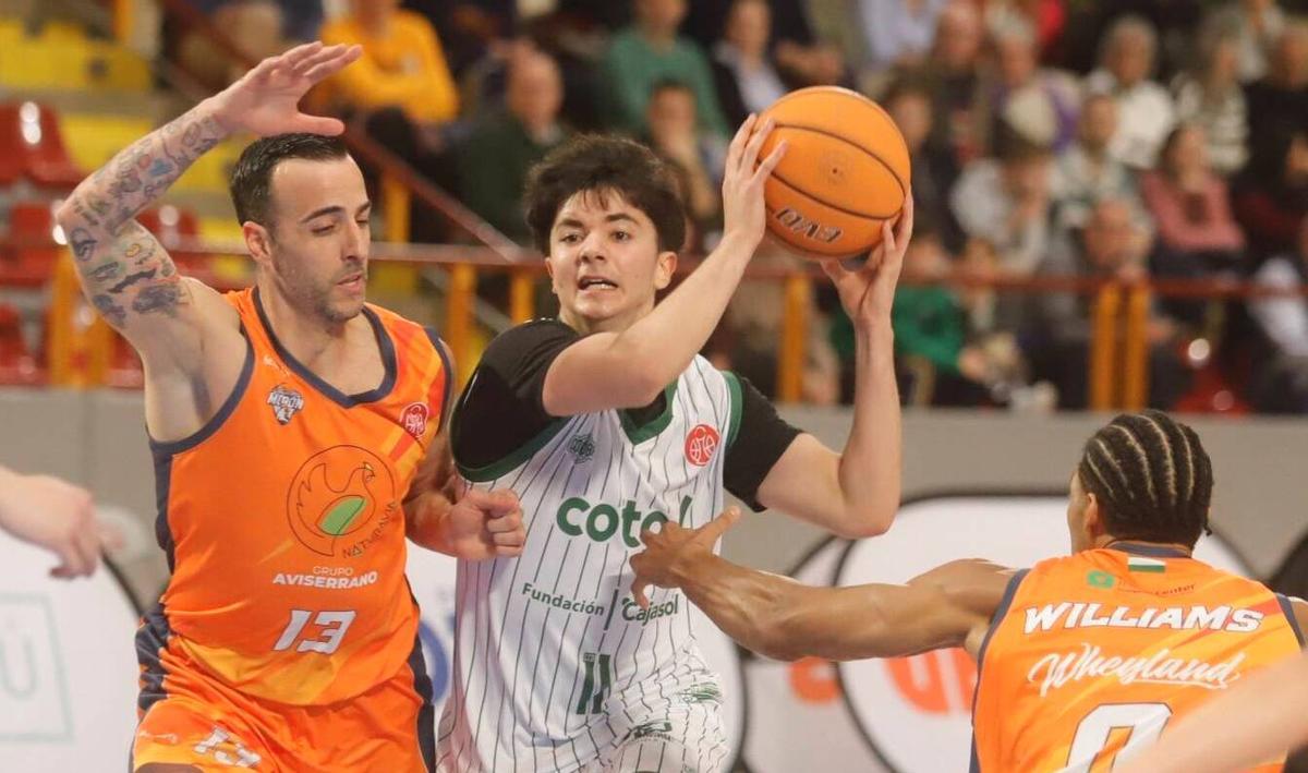 Alejandro Orozco intenta superar a un contrario.