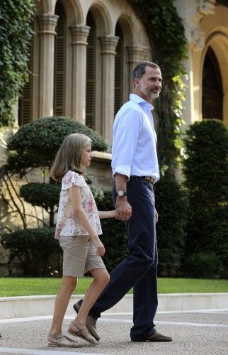 Los Reyes posan con sus hijas en el Palacio de Marivent