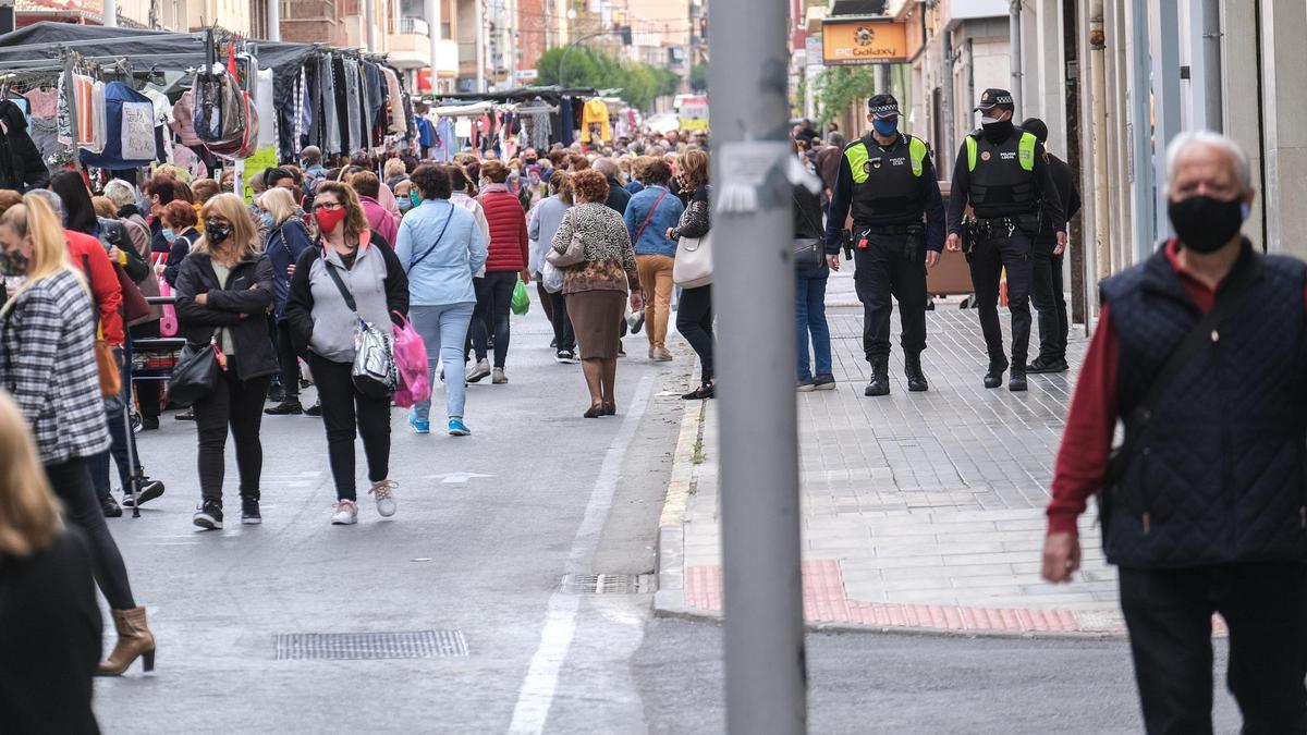 El mercadillo de Santa Bárbara de Elda tendrá nuevas limitaciones de aforo a partir de este sábado.