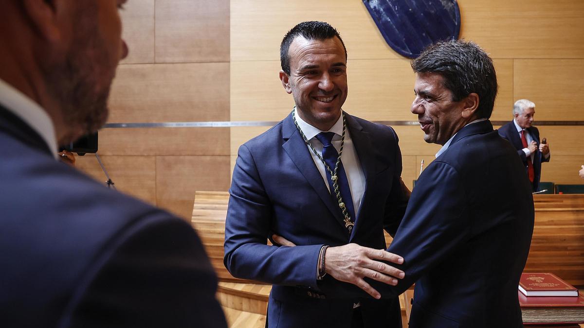 Carlos Mazón felicita a Vicente Mompó tras ser proclamado presidente de la Diputación