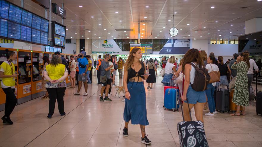 Viajeros en el interior de la estación de Sants.