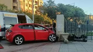 Empotra su coche en el Hospital Provincial de Castellón ebrio, drogado y sin carnet