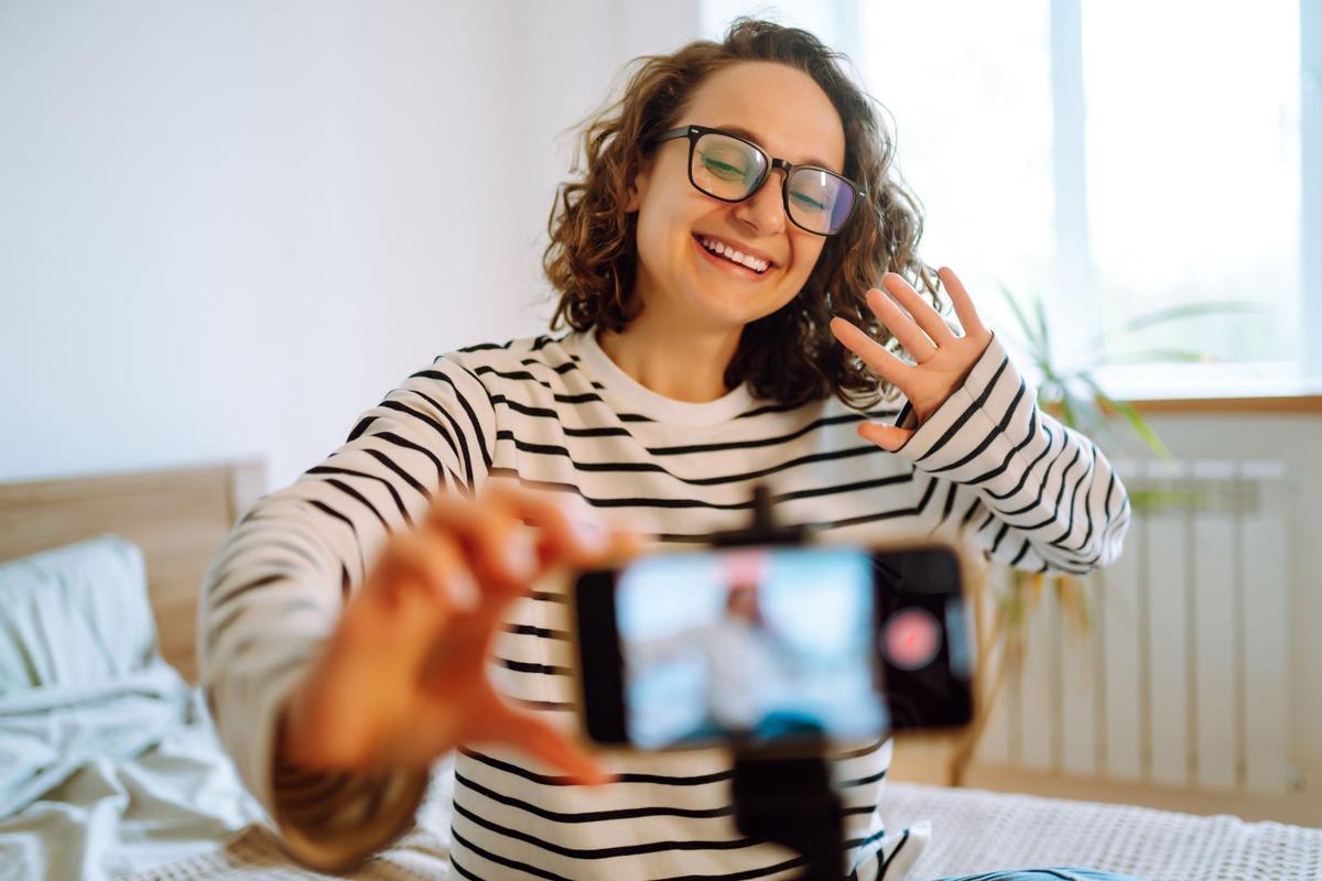 Una mujer grabando un vídeo para redes sociales, en una imagen de archivo.