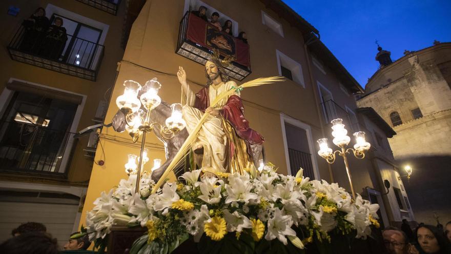 El tiempo concede una tregua al Santo Entierro en Xàtiva