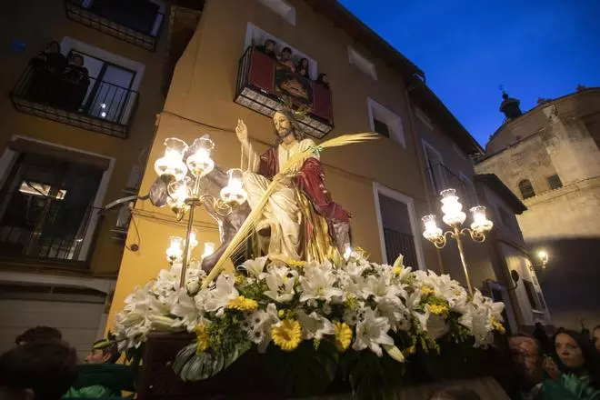 El tiempo concede una tregua al Santo Entierro en Xàtiva