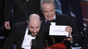 El productor de ’La La Land’, Jordan Horowitz, y el actor Warren Beatty, que presentaba el Premio a Mejor Película en los Oscar, con el sobre correcto que daba como ganadora a ’Moonlight’. 
