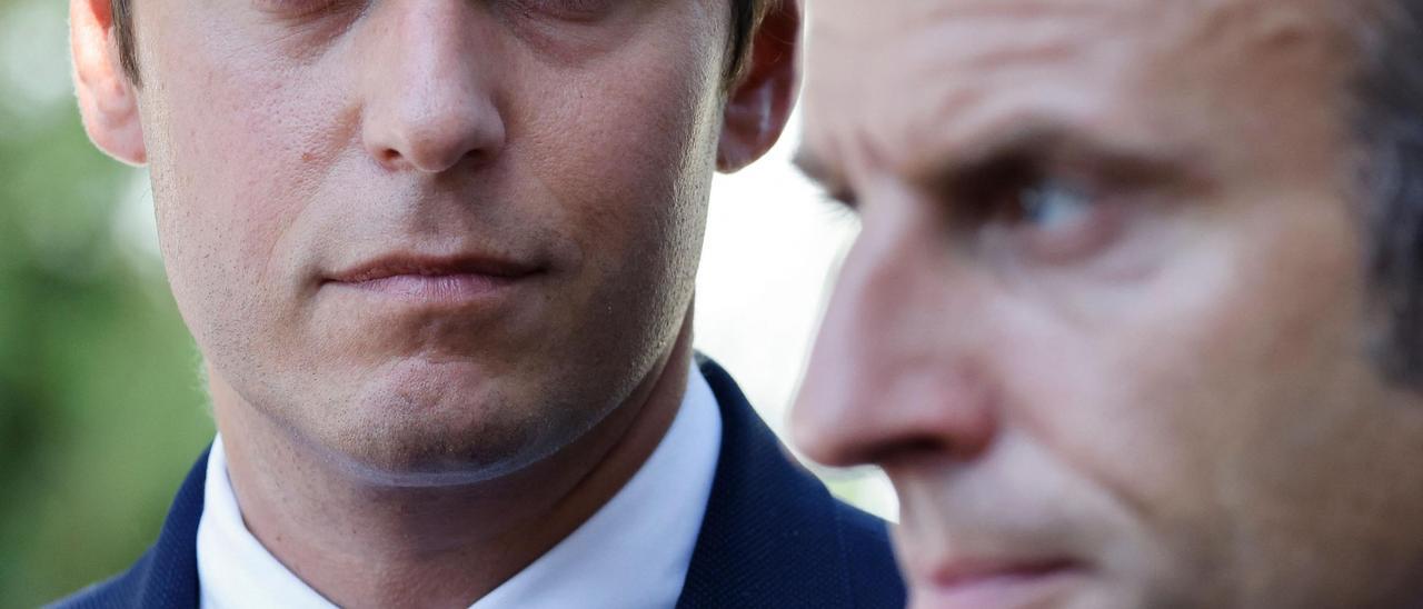 El nuevo primer ministro francés, Gabriel Attal, y el presidente Emmanuel Macron, en una imagen de archivo.